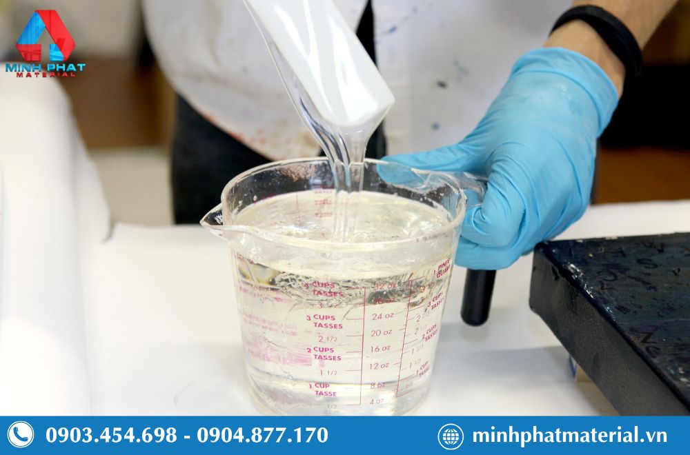 Khi sử dụng nhựa Epoxy cần đeo găng tay, đồ bảo hộ để đảm bảo an toàn