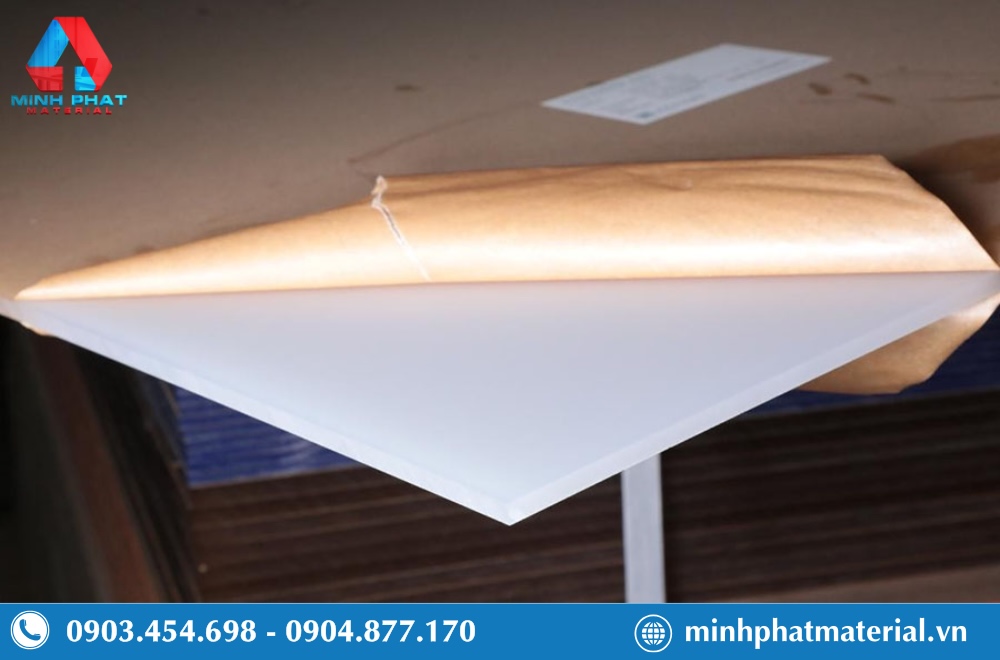 Mica trắng sữa gần như là vật liệu không thể thiếu trong quảng cáo và trưng bày